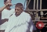 Standbild USA sailor getting a haircut an Bord seines Schiffes im Pazifischen Ozean Pazifik, 1945, aus Sekunde 30 historischem Filmmaterial Videoclip 65675024980