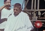 Standbild USA sailor getting a haircut an Bord seines Schiffes im Pazifischen Ozean Pazifik, 1945, aus Sekunde 31 historischem Filmmaterial Videoclip 65675024980