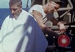 Standbild USA sailor getting a haircut an Bord seines Schiffes im Pazifischen Ozean Pazifik, 1945, aus Sekunde 32 historischem Filmmaterial Videoclip 65675024980
