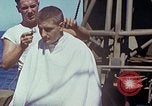 Standbild USA sailor getting a haircut an Bord seines Schiffes im Pazifischen Ozean Pazifik, 1945, aus Sekunde 33 historischem Filmmaterial Videoclip 65675024980