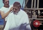 Standbild USA sailor getting a haircut an Bord seines Schiffes im Pazifischen Ozean Pazifik, 1945, aus Sekunde 34 historischem Filmmaterial Videoclip 65675024980