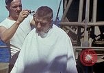 Standbild USA sailor getting a haircut an Bord seines Schiffes im Pazifischen Ozean Pazifik, 1945, aus Sekunde 35 historischem Filmmaterial Videoclip 65675024980