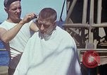Standbild USA sailor getting a haircut an Bord seines Schiffes im Pazifischen Ozean Pazifik, 1945, aus Sekunde 36 historischem Filmmaterial Videoclip 65675024980