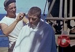 Standbild USA sailor getting a haircut an Bord seines Schiffes im Pazifischen Ozean Pazifik, 1945, aus Sekunde 37 historischem Filmmaterial Videoclip 65675024980