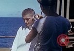 Standbild USA sailor getting a haircut an Bord seines Schiffes im Pazifischen Ozean Pazifik, 1945, aus Sekunde 38 historischem Filmmaterial Videoclip 65675024980