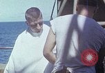 Standbild USA sailor getting a haircut an Bord seines Schiffes im Pazifischen Ozean Pazifik, 1945, aus Sekunde 40 historischem Filmmaterial Videoclip 65675024980