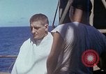 Standbild USA sailor getting a haircut an Bord seines Schiffes im Pazifischen Ozean Pazifik, 1945, aus Sekunde 43 historischem Filmmaterial Videoclip 65675024980