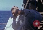 Standbild USA sailor getting a haircut an Bord seines Schiffes im Pazifischen Ozean Pazifik, 1945, aus Sekunde 44 historischem Filmmaterial Videoclip 65675024980