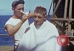 Standbild USA sailor getting a haircut an Bord seines Schiffes im Pazifischen Ozean Pazifik, 1945, aus Sekunde 45 historischem Filmmaterial Videoclip 65675024980