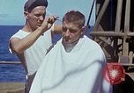 Standbild USA sailor getting a haircut an Bord seines Schiffes im Pazifischen Ozean Pazifik, 1945, aus Sekunde 46 historischem Filmmaterial Videoclip 65675024980