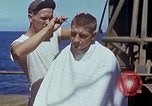 Standbild USA sailor getting a haircut an Bord seines Schiffes im Pazifischen Ozean Pazifik, 1945, aus Sekunde 47 historischem Filmmaterial Videoclip 65675024980