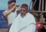 Standbild USA sailor getting a haircut an Bord seines Schiffes im Pazifischen Ozean Pazifik, 1945, aus Sekunde 48 historischem Filmmaterial Videoclip 65675024980