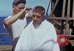 Standbild USA sailor getting a haircut an Bord seines Schiffes im Pazifischen Ozean Pazifik, 1945, aus Sekunde 49 historischem Filmmaterial Videoclip 65675024980