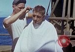 Standbild USA sailor getting a haircut an Bord seines Schiffes im Pazifischen Ozean Pazifik, 1945, aus Sekunde 50 historischem Filmmaterial Videoclip 65675024980