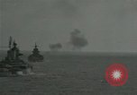 Standbild US-Kriegsschiffe und Portland Klasse Cruiser firing guns Insel Peleliu, 1944, aus Sekunde 4 historischem Filmmaterial Videoclip 65675024981