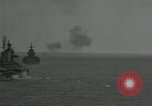 Standbild US-Kriegsschiffe und Portland Klasse Cruiser firing guns Insel Peleliu, 1944, aus Sekunde 5 historischem Filmmaterial Videoclip 65675024981