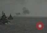 Standbild US-Kriegsschiffe und Portland Klasse Cruiser firing guns Insel Peleliu, 1944, aus Sekunde 6 historischem Filmmaterial Videoclip 65675024981