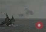 Standbild US-Kriegsschiffe und Portland Klasse Cruiser firing guns Insel Peleliu, 1944, aus Sekunde 9 historischem Filmmaterial Videoclip 65675024981