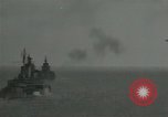 Standbild US-Kriegsschiffe und Portland Klasse Cruiser firing guns Insel Peleliu, 1944, aus Sekunde 10 historischem Filmmaterial Videoclip 65675024981