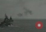 Standbild US-Kriegsschiffe und Portland Klasse Cruiser firing guns Insel Peleliu, 1944, aus Sekunde 11 historischem Filmmaterial Videoclip 65675024981