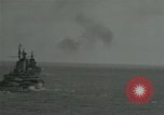 Standbild US-Kriegsschiffe und Portland Klasse Cruiser firing guns Insel Peleliu, 1944, aus Sekunde 15 historischem Filmmaterial Videoclip 65675024981