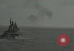 Standbild US-Kriegsschiffe und Portland Klasse Cruiser firing guns Insel Peleliu, 1944, aus Sekunde 16 historischem Filmmaterial Videoclip 65675024981