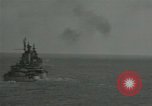 Standbild US-Kriegsschiffe und Portland Klasse Cruiser firing guns Insel Peleliu, 1944, aus Sekunde 17 historischem Filmmaterial Videoclip 65675024981