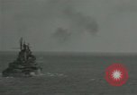 Standbild US-Kriegsschiffe und Portland Klasse Cruiser firing guns Insel Peleliu, 1944, aus Sekunde 18 historischem Filmmaterial Videoclip 65675024981