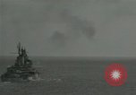 Standbild US-Kriegsschiffe und Portland Klasse Cruiser firing guns Insel Peleliu, 1944, aus Sekunde 19 historischem Filmmaterial Videoclip 65675024981