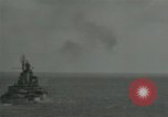 Standbild US-Kriegsschiffe und Portland Klasse Cruiser firing guns Insel Peleliu, 1944, aus Sekunde 20 historischem Filmmaterial Videoclip 65675024981