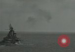 Standbild US-Kriegsschiffe und Portland Klasse Cruiser firing guns Insel Peleliu, 1944, aus Sekunde 21 historischem Filmmaterial Videoclip 65675024981