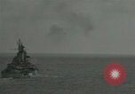 Standbild US-Kriegsschiffe und Portland Klasse Cruiser firing guns Insel Peleliu, 1944, aus Sekunde 22 historischem Filmmaterial Videoclip 65675024981