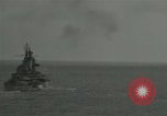 Standbild US-Kriegsschiffe und Portland Klasse Cruiser firing guns Insel Peleliu, 1944, aus Sekunde 23 historischem Filmmaterial Videoclip 65675024981