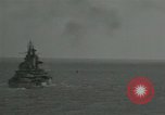 Standbild US-Kriegsschiffe und Portland Klasse Cruiser firing guns Insel Peleliu, 1944, aus Sekunde 24 historischem Filmmaterial Videoclip 65675024981