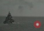Standbild US-Kriegsschiffe und Portland Klasse Cruiser firing guns Insel Peleliu, 1944, aus Sekunde 25 historischem Filmmaterial Videoclip 65675024981