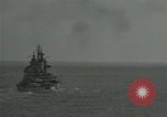 Standbild US-Kriegsschiffe und Portland Klasse Cruiser firing guns Insel Peleliu, 1944, aus Sekunde 26 historischem Filmmaterial Videoclip 65675024981