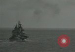 Standbild US-Kriegsschiffe und Portland Klasse Cruiser firing guns Insel Peleliu, 1944, aus Sekunde 27 historischem Filmmaterial Videoclip 65675024981