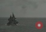 Standbild US-Kriegsschiffe und Portland Klasse Cruiser firing guns Insel Peleliu, 1944, aus Sekunde 28 historischem Filmmaterial Videoclip 65675024981