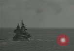Standbild US-Kriegsschiffe und Portland Klasse Cruiser firing guns Insel Peleliu, 1944, aus Sekunde 29 historischem Filmmaterial Videoclip 65675024981