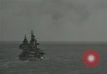 Standbild US-Kriegsschiffe und Portland Klasse Cruiser firing guns Insel Peleliu, 1944, aus Sekunde 30 historischem Filmmaterial Videoclip 65675024981