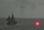 Standbild US-Kriegsschiffe und Portland Klasse Cruiser firing guns Insel Peleliu, 1944, aus Sekunde 31 historischem Filmmaterial Videoclip 65675024981