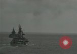 Standbild US-Kriegsschiffe und Portland Klasse Cruiser firing guns Insel Peleliu, 1944, aus Sekunde 32 historischem Filmmaterial Videoclip 65675024981