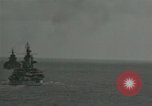 Standbild US-Kriegsschiffe und Portland Klasse Cruiser firing guns Insel Peleliu, 1944, aus Sekunde 34 historischem Filmmaterial Videoclip 65675024981