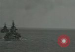 Standbild US-Kriegsschiffe und Portland Klasse Cruiser firing guns Insel Peleliu, 1944, aus Sekunde 35 historischem Filmmaterial Videoclip 65675024981