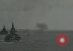 Standbild US-Kriegsschiffe und Portland Klasse Cruiser firing guns Insel Peleliu, 1944, aus Sekunde 37 historischem Filmmaterial Videoclip 65675024981