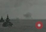 Standbild US-Kriegsschiffe und Portland Klasse Cruiser firing guns Insel Peleliu, 1944, aus Sekunde 38 historischem Filmmaterial Videoclip 65675024981