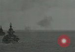 Standbild US-Kriegsschiffe und Portland Klasse Cruiser firing guns Insel Peleliu, 1944, aus Sekunde 39 historischem Filmmaterial Videoclip 65675024981