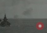Standbild US-Kriegsschiffe und Portland Klasse Cruiser firing guns Insel Peleliu, 1944, aus Sekunde 40 historischem Filmmaterial Videoclip 65675024981