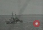 Standbild US-Kriegsschiffe und Portland Klasse Cruiser firing guns Insel Peleliu, 1944, aus Sekunde 41 historischem Filmmaterial Videoclip 65675024981