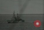 Standbild US-Kriegsschiffe und Portland Klasse Cruiser firing guns Insel Peleliu, 1944, aus Sekunde 42 historischem Filmmaterial Videoclip 65675024981